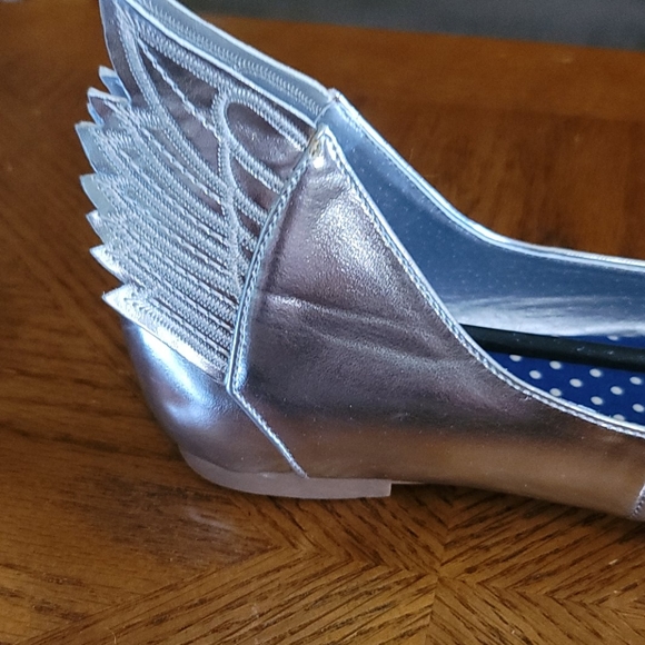 NIB Cool Silver winged flats Various sizes - Picture 7 of 11